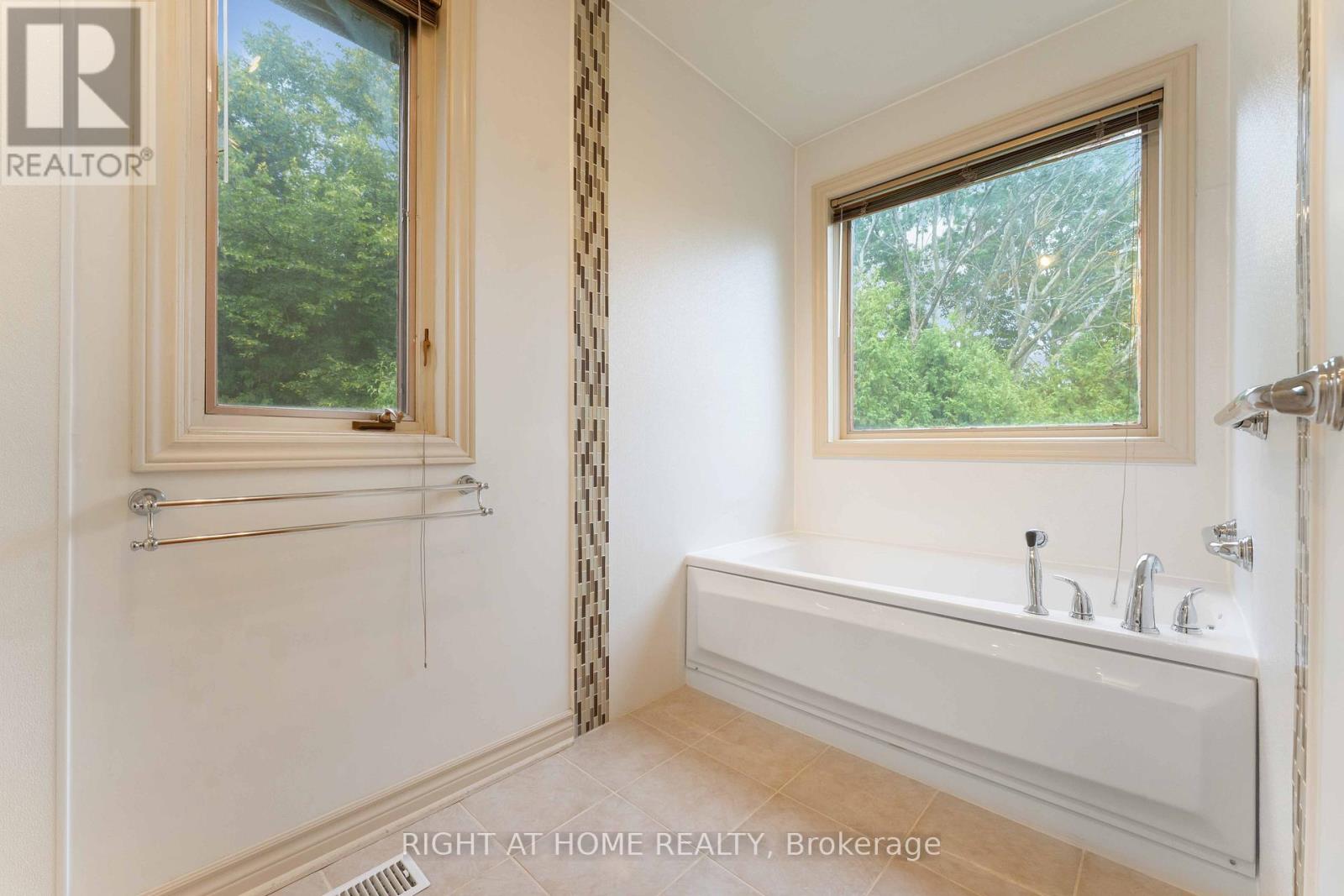Photo 32 of 2 Muirfield Gardens, Ottawa ON