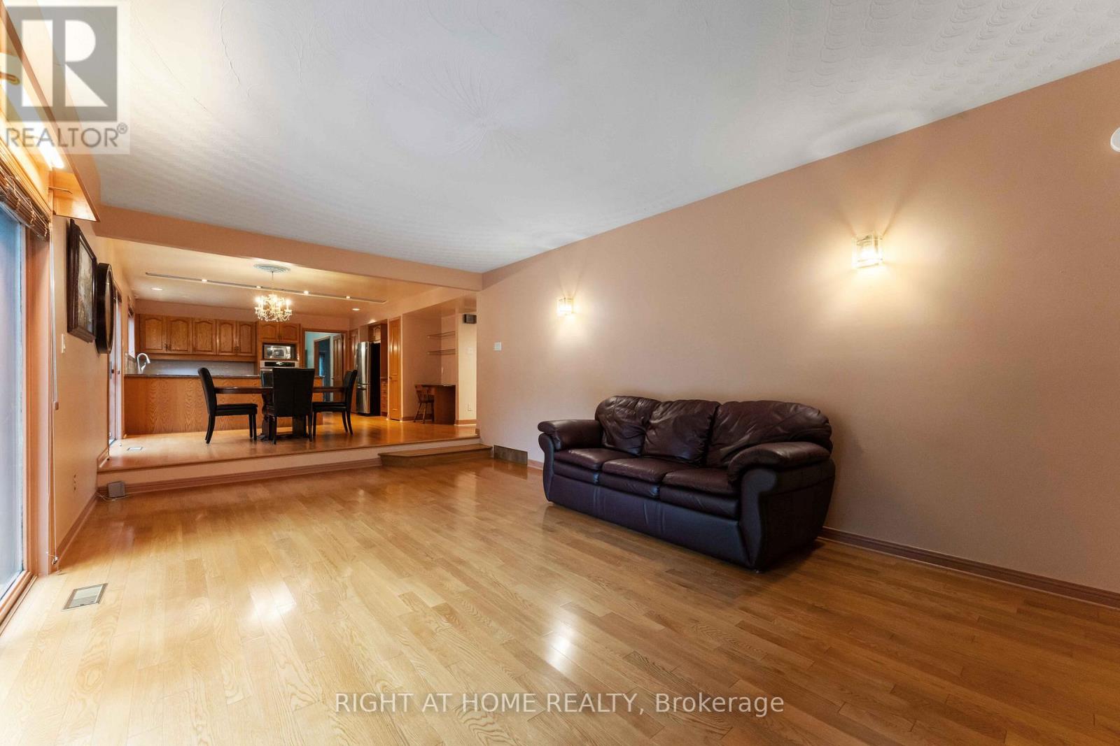 Photo 9 of 2 Muirfield Gardens, Ottawa ON