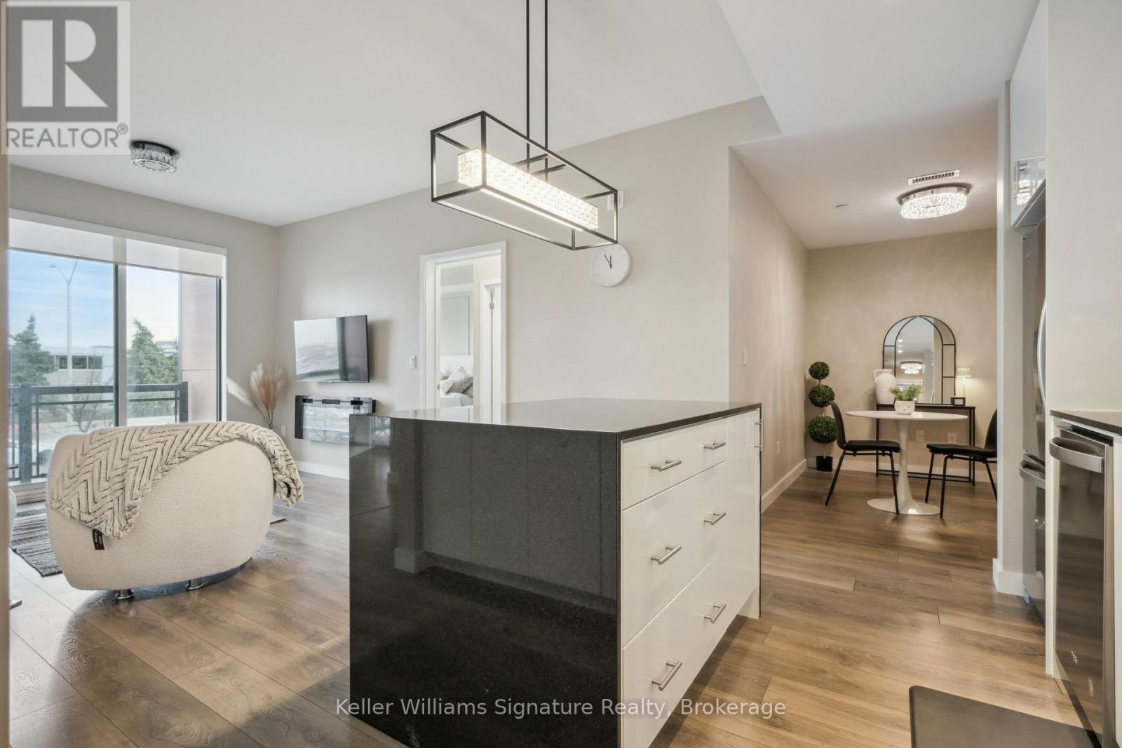 Photo 9 of 219 168 Sabina Drive, Oakville ON