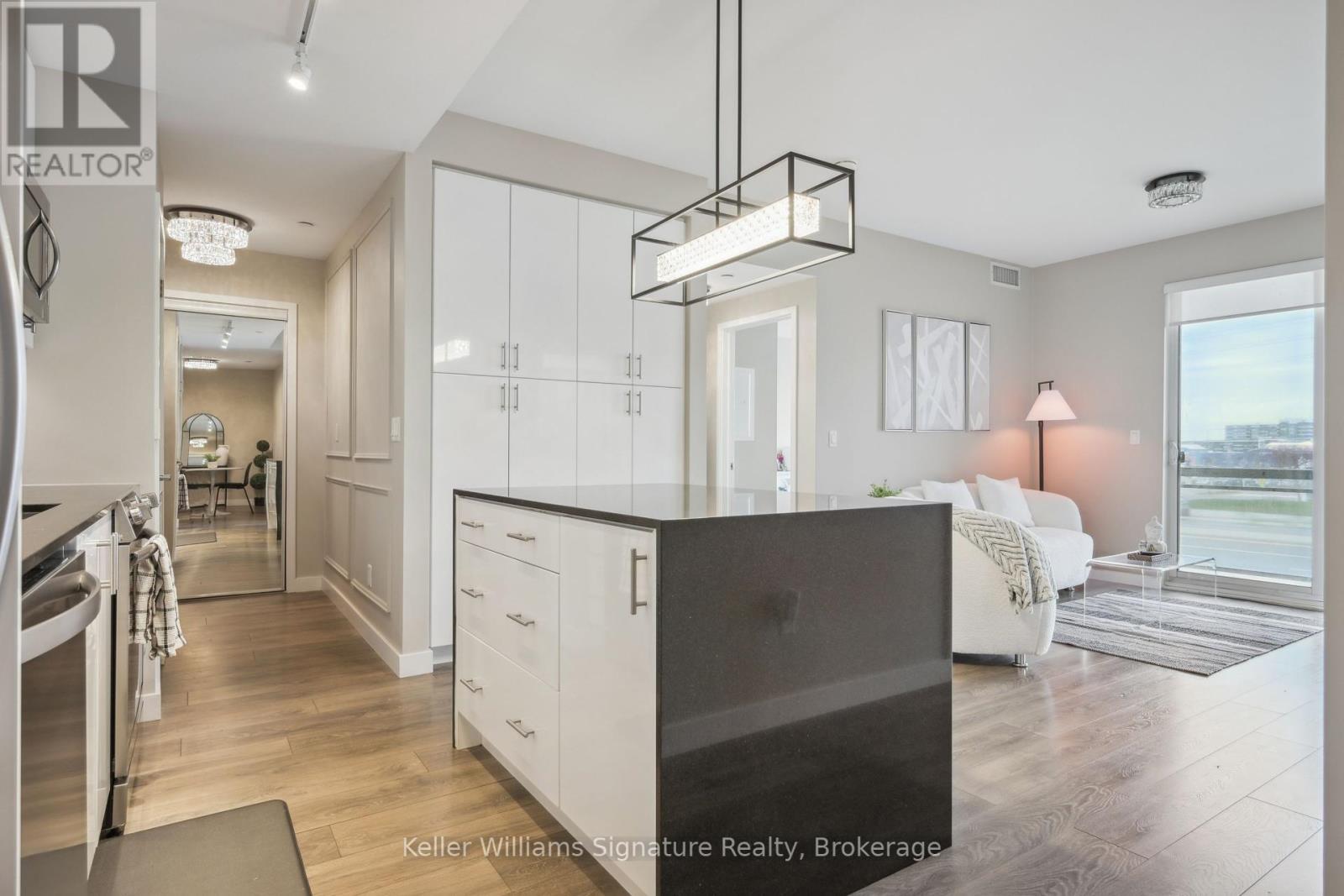 Photo 6 of 219 168 Sabina Drive, Oakville ON
