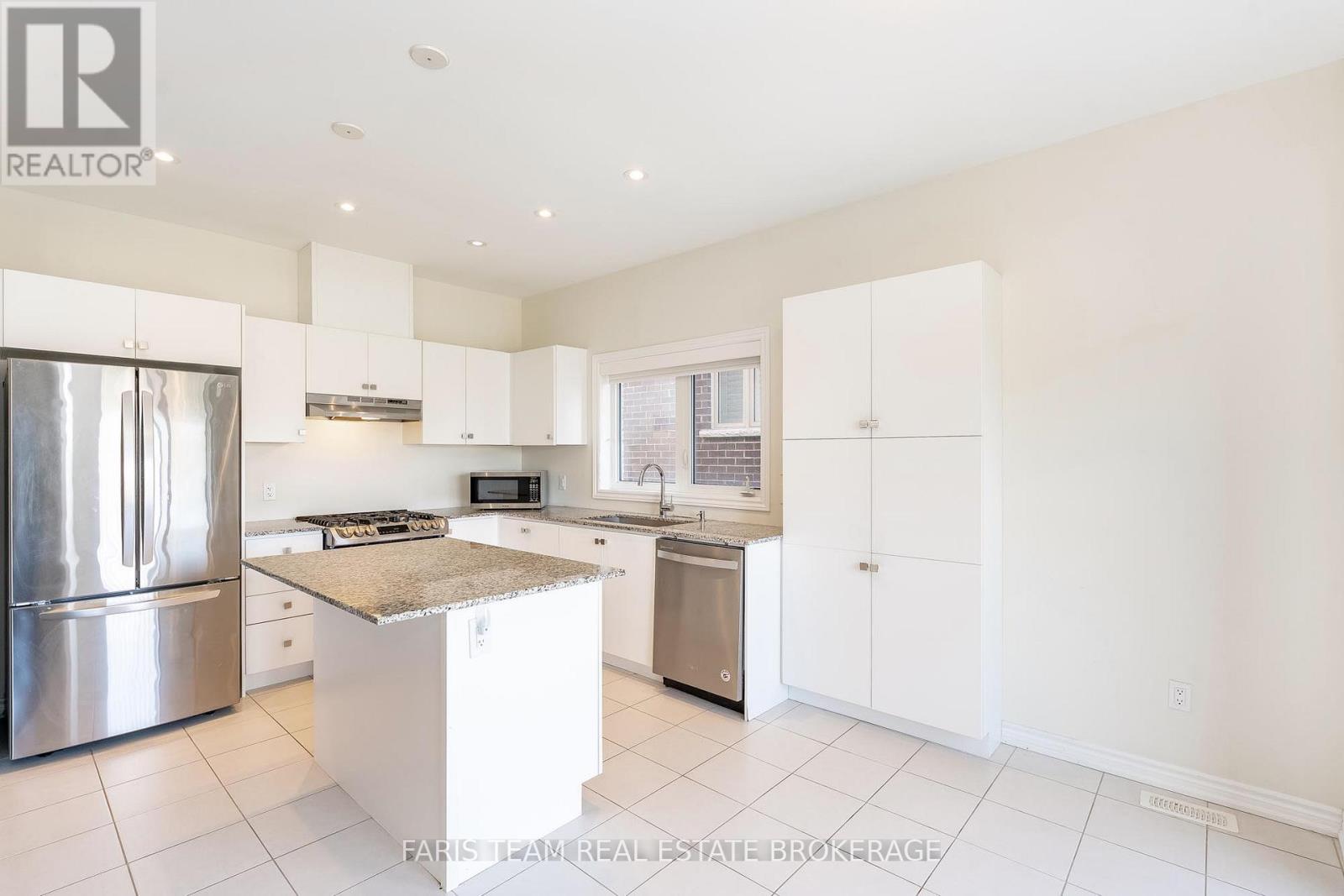 Photo 25 of 175 Muirfield Drive, Barrie ON