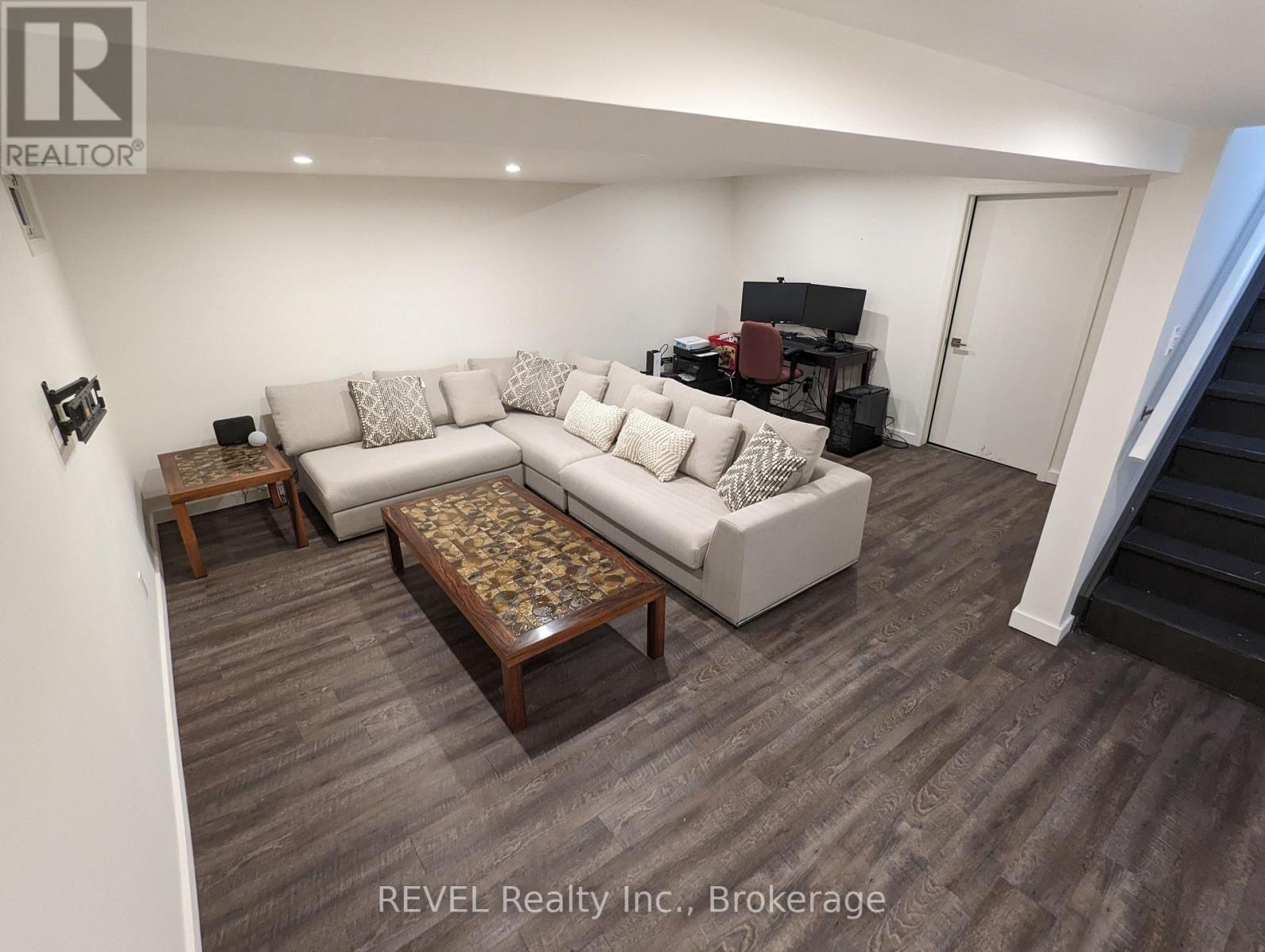 Photo 3 of 12 5815 Swayze Drive, Niagara Falls ON