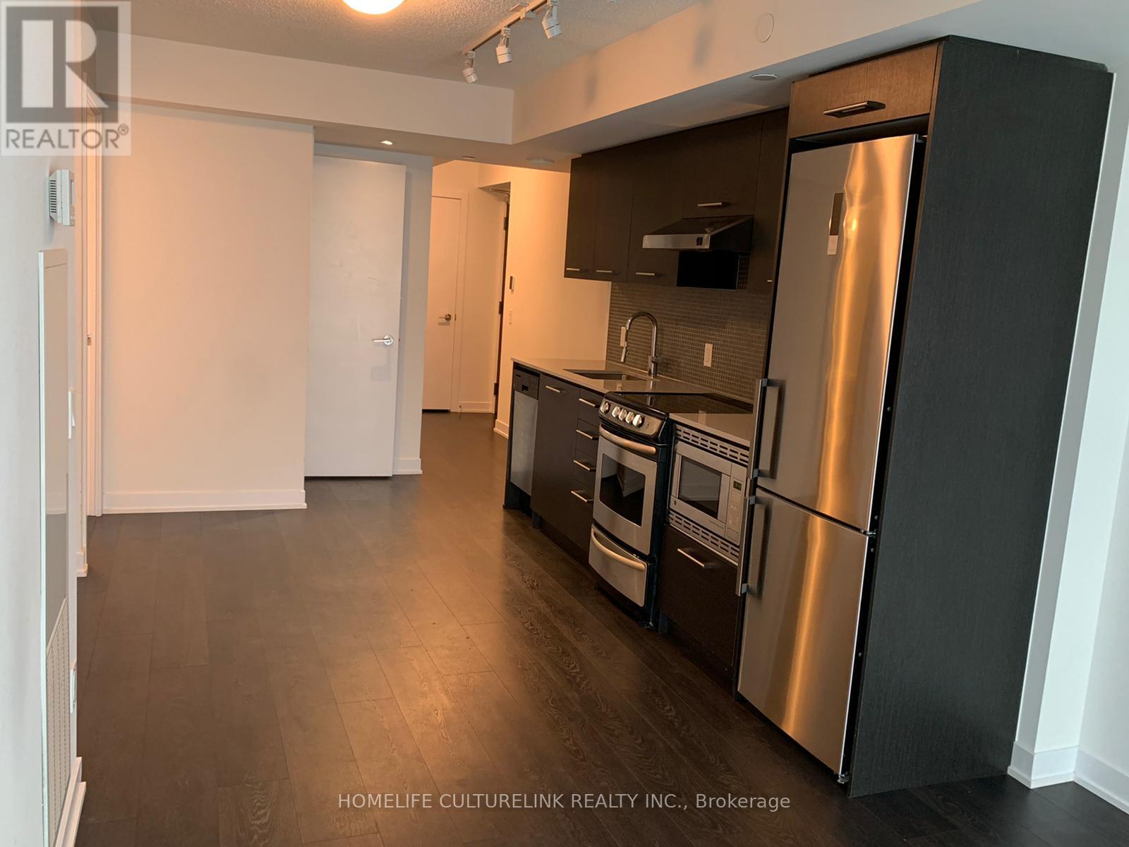 Photo 3 of 818 87 Peter Street, Toronto ON