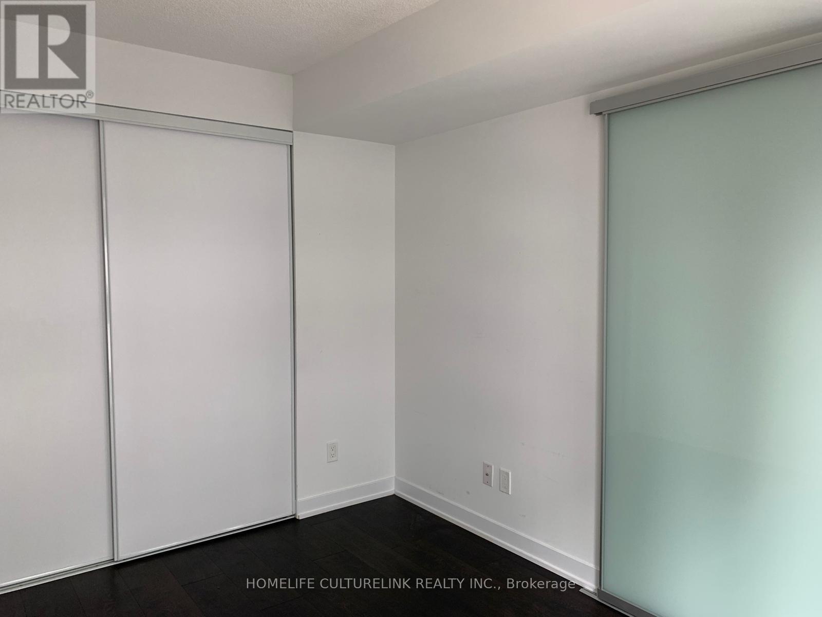 Photo 4 of 818 87 Peter Street, Toronto ON