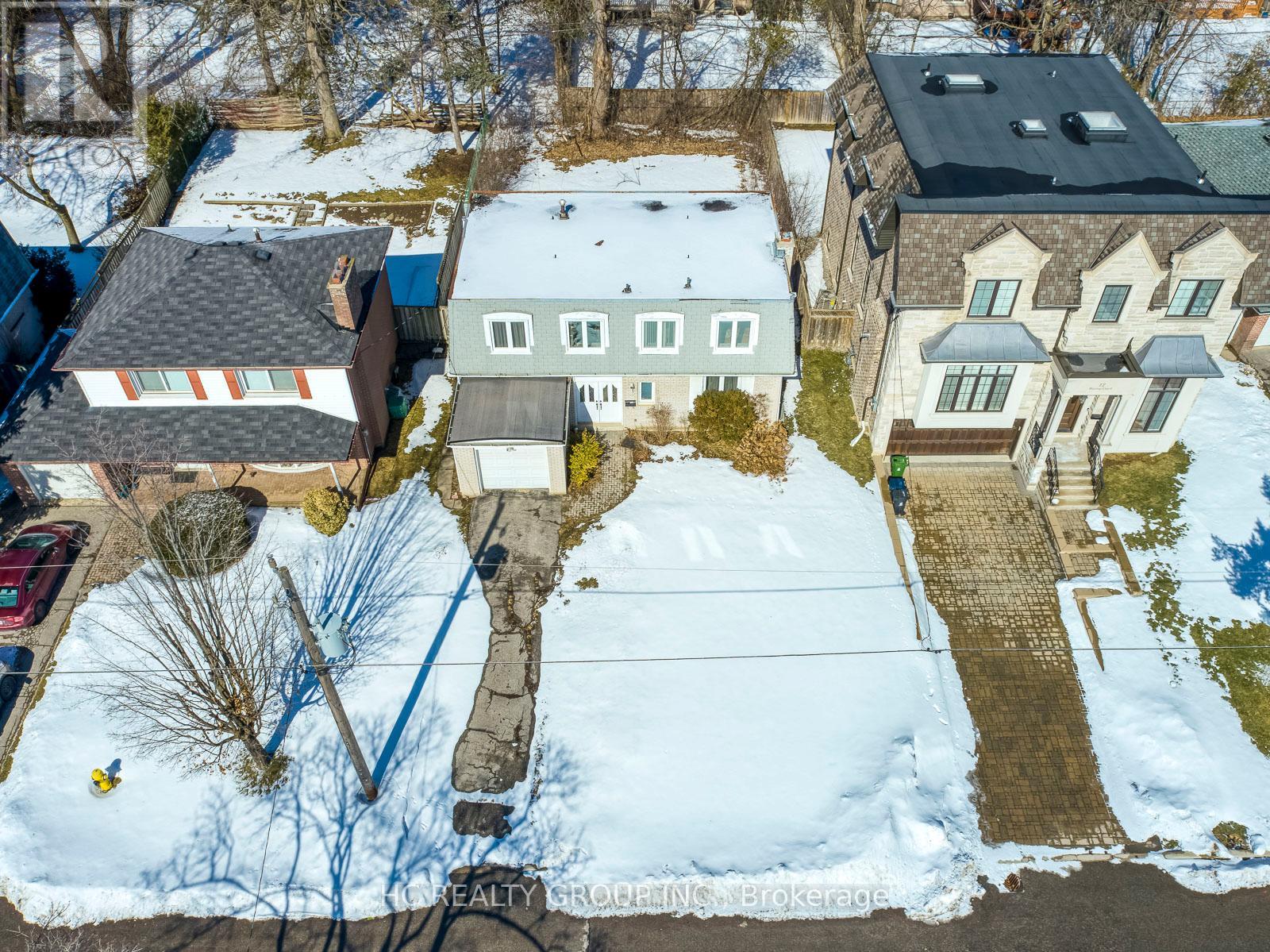 Photo 3 of 10 Waring Court, Toronto ON