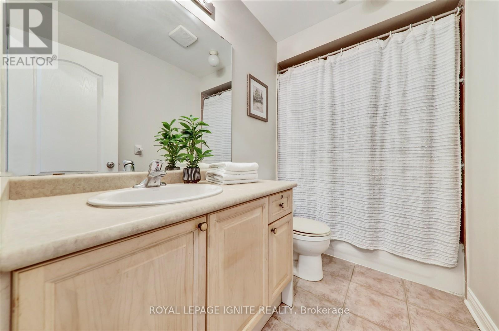Photo 22 of 121 Flycatcher Avenue, Toronto ON