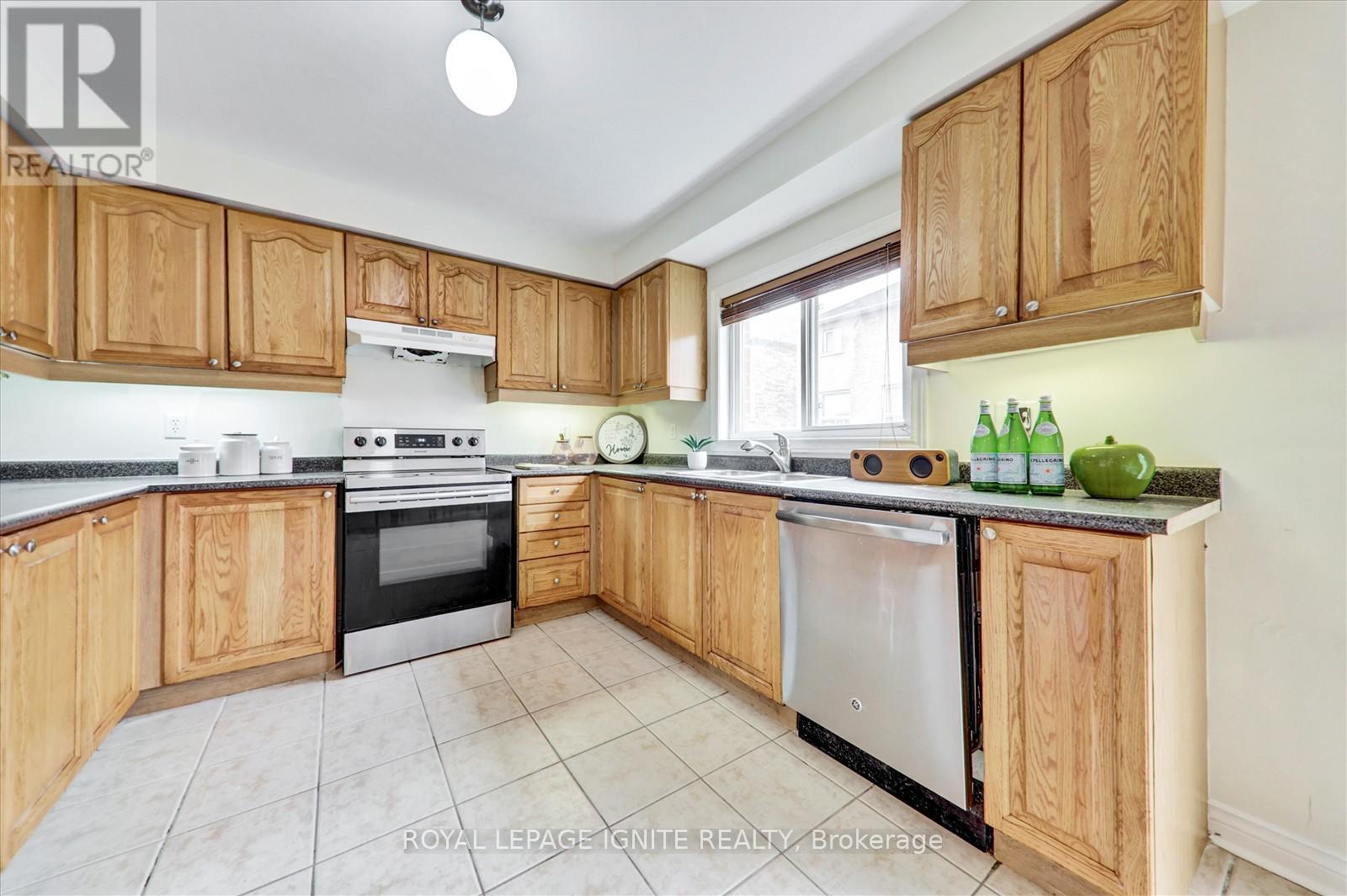 Photo 10 of 121 Flycatcher Avenue, Toronto ON