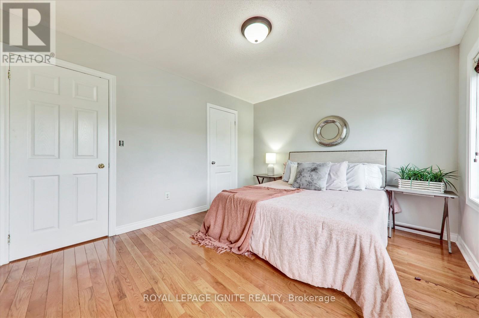 Photo 24 of 121 Flycatcher Avenue, Toronto ON
