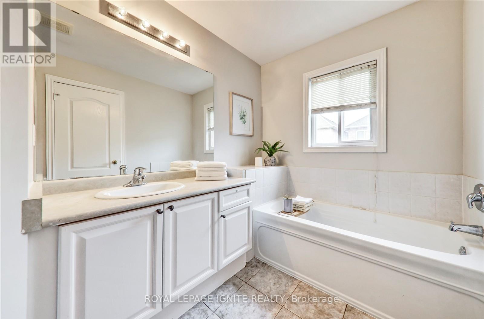 Photo 18 of 121 Flycatcher Avenue, Toronto ON