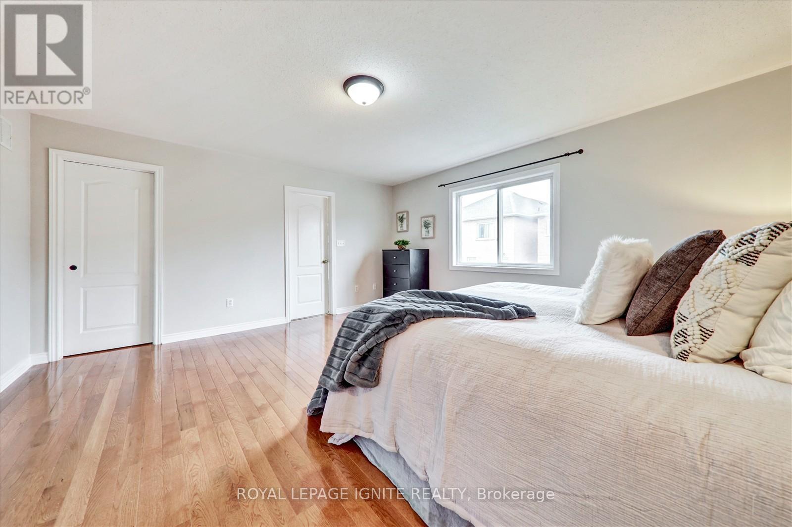 Photo 17 of 121 Flycatcher Avenue, Toronto ON