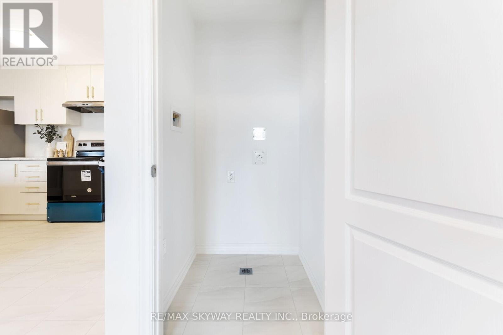 Photo 19 of 26 Springdale Avenue, Caledon ON