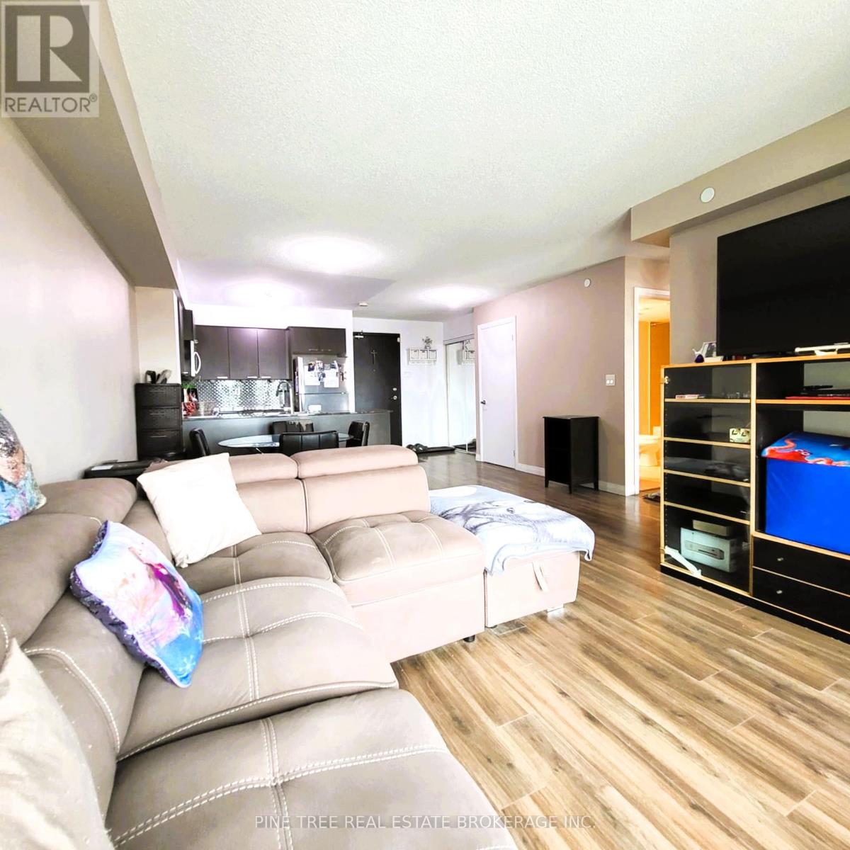 Photo 8 of 701 2150 Lawrence Avenue E, Toronto ON