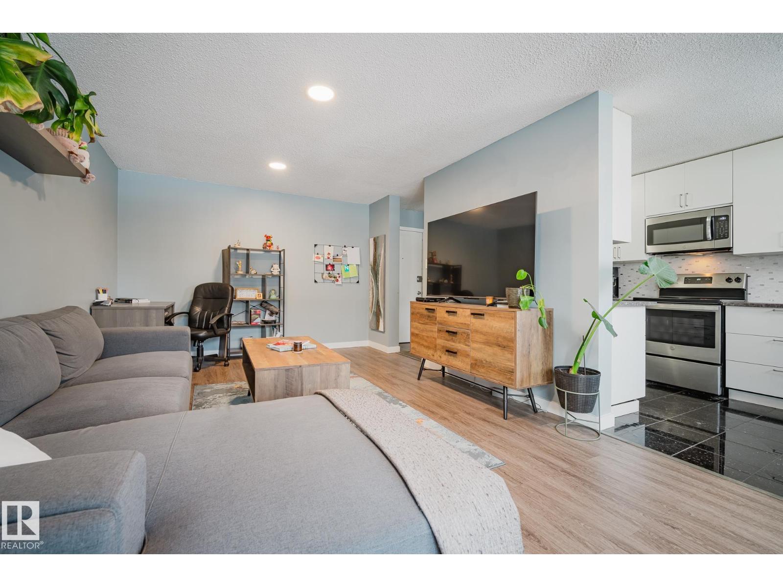 Photo 8 of 10149 83 Av Nw, Edmonton AB