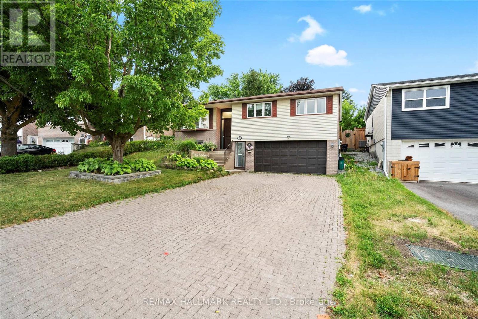 Photo 20 of 372 Dixon Boulevard, Newmarket ON