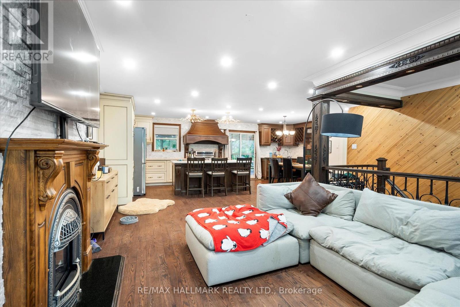 Photo 23 of 372 Dixon Boulevard, Newmarket ON