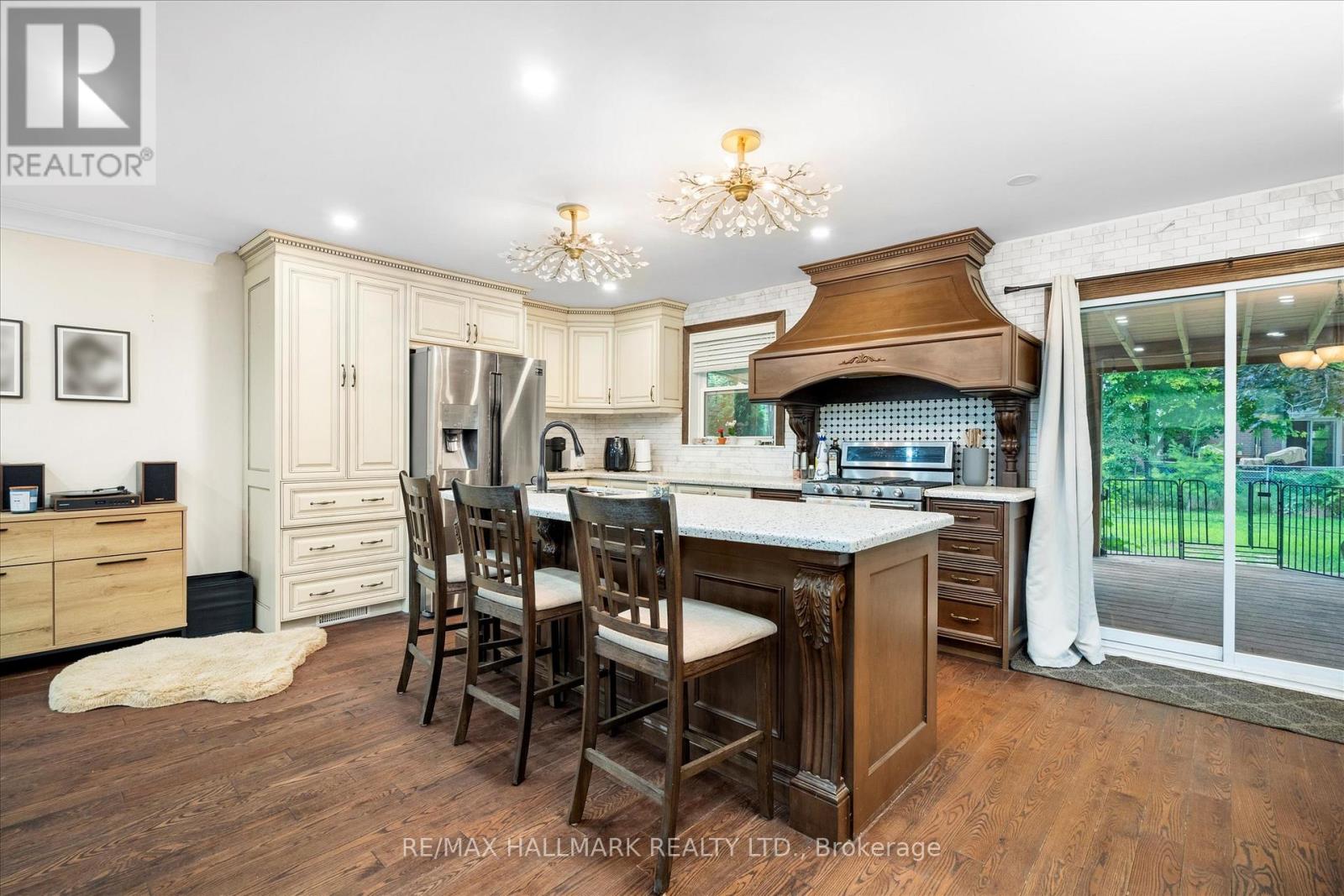 Photo 6 of 372 Dixon Boulevard, Newmarket ON