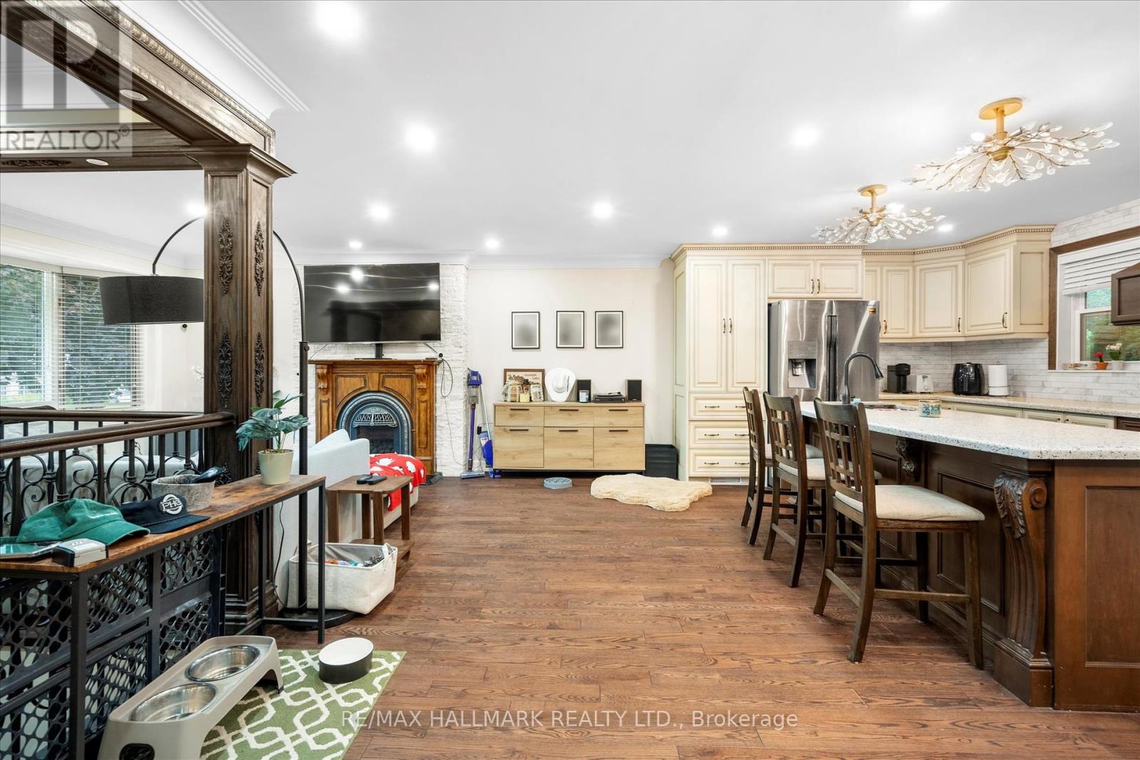Photo 39 of 372 Dixon Boulevard, Newmarket ON