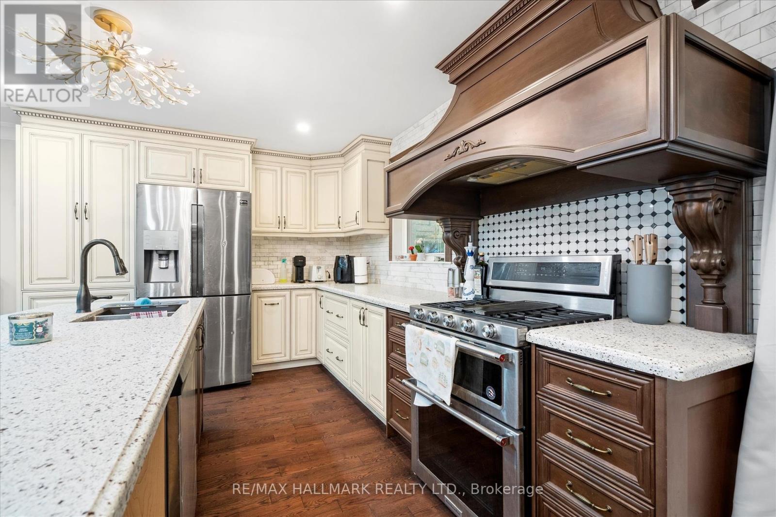 Photo 9 of 372 Dixon Boulevard, Newmarket ON