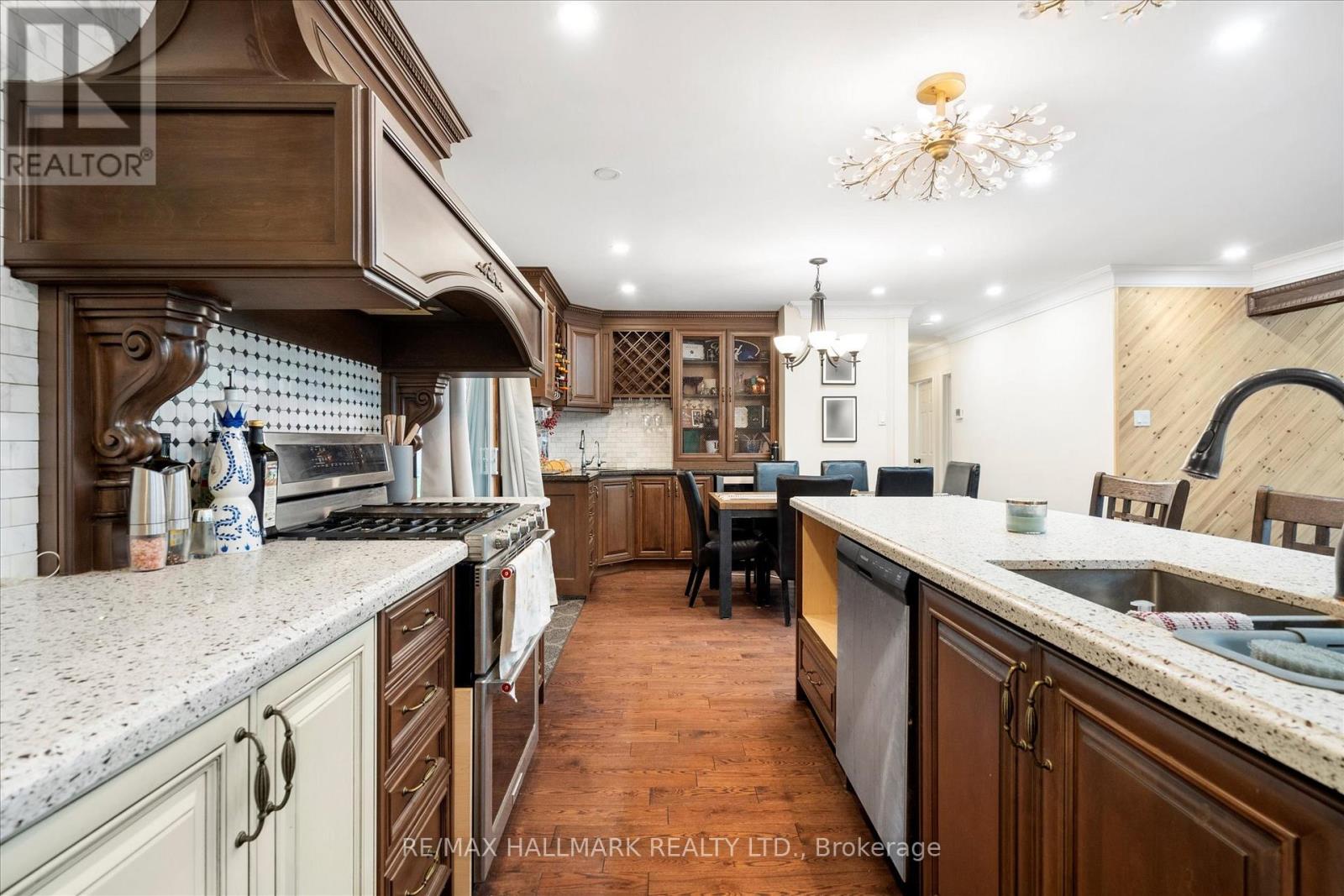 Photo 38 of 372 Dixon Boulevard, Newmarket ON