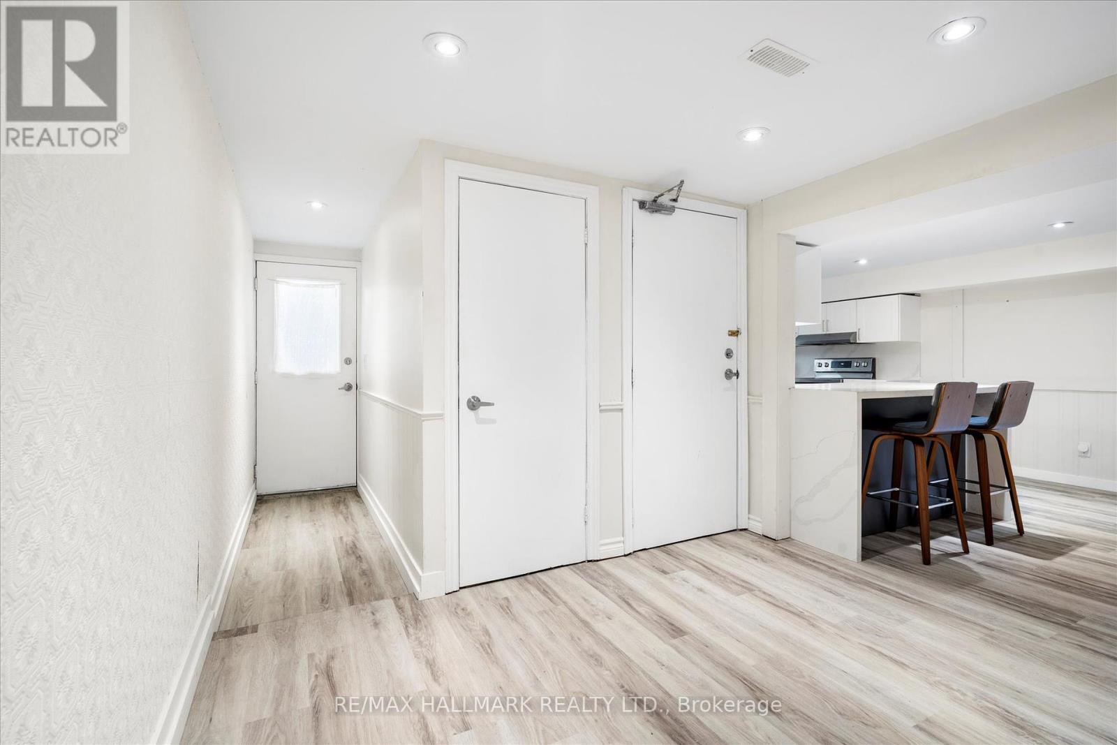 Photo 19 of 372 Dixon Boulevard, Newmarket ON
