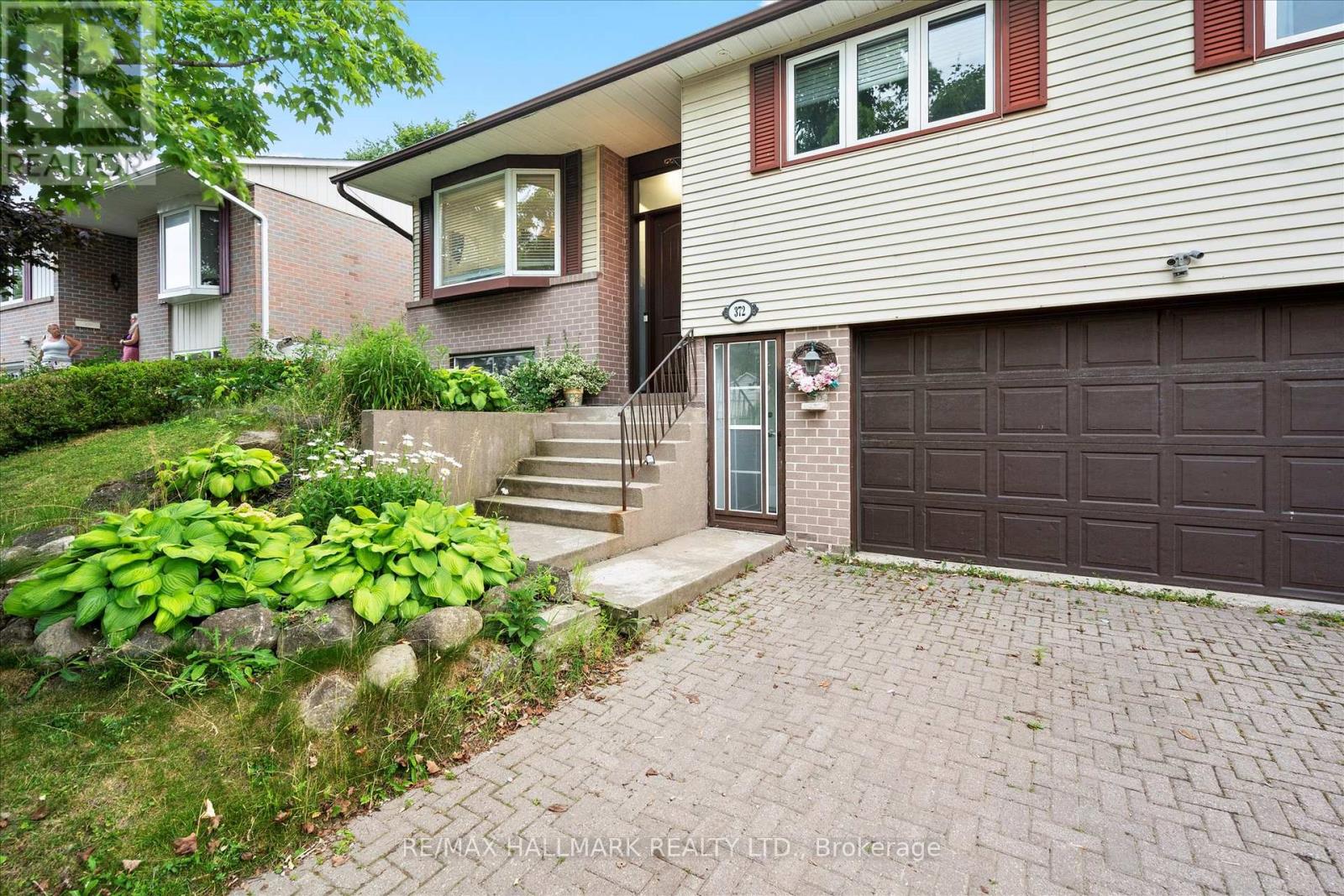 Photo 12 of 372 Dixon Boulevard, Newmarket ON