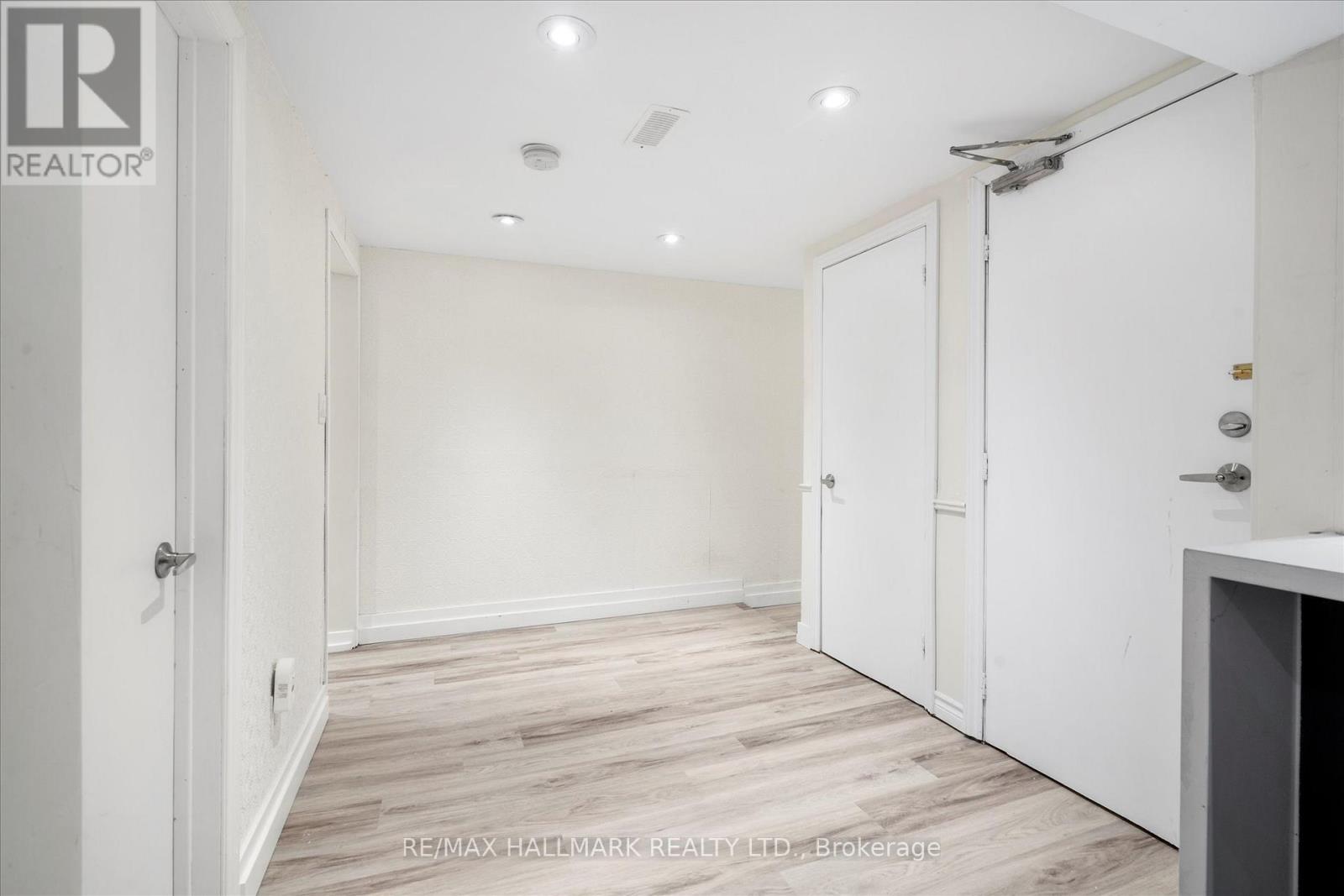 Photo 14 of 372 Dixon Boulevard, Newmarket ON