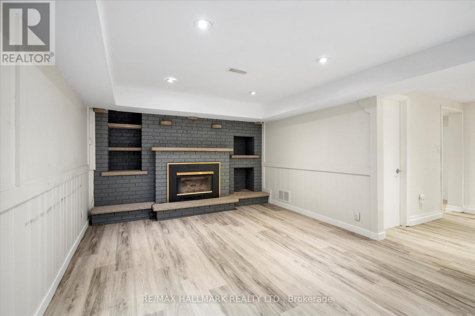 Photo 5 of 372 Dixon Boulevard, Newmarket ON