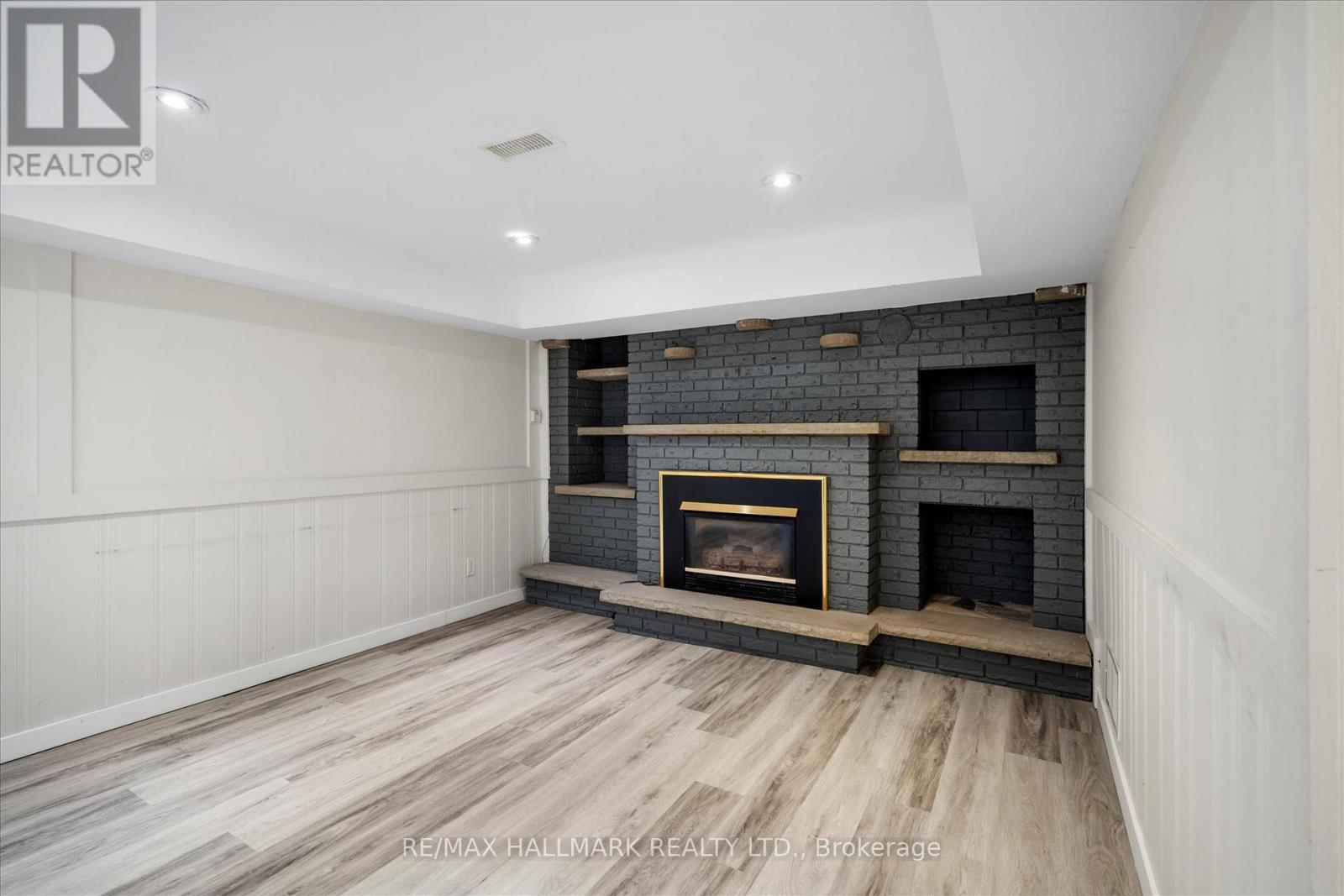 Photo 7 of 372 Dixon Boulevard, Newmarket ON