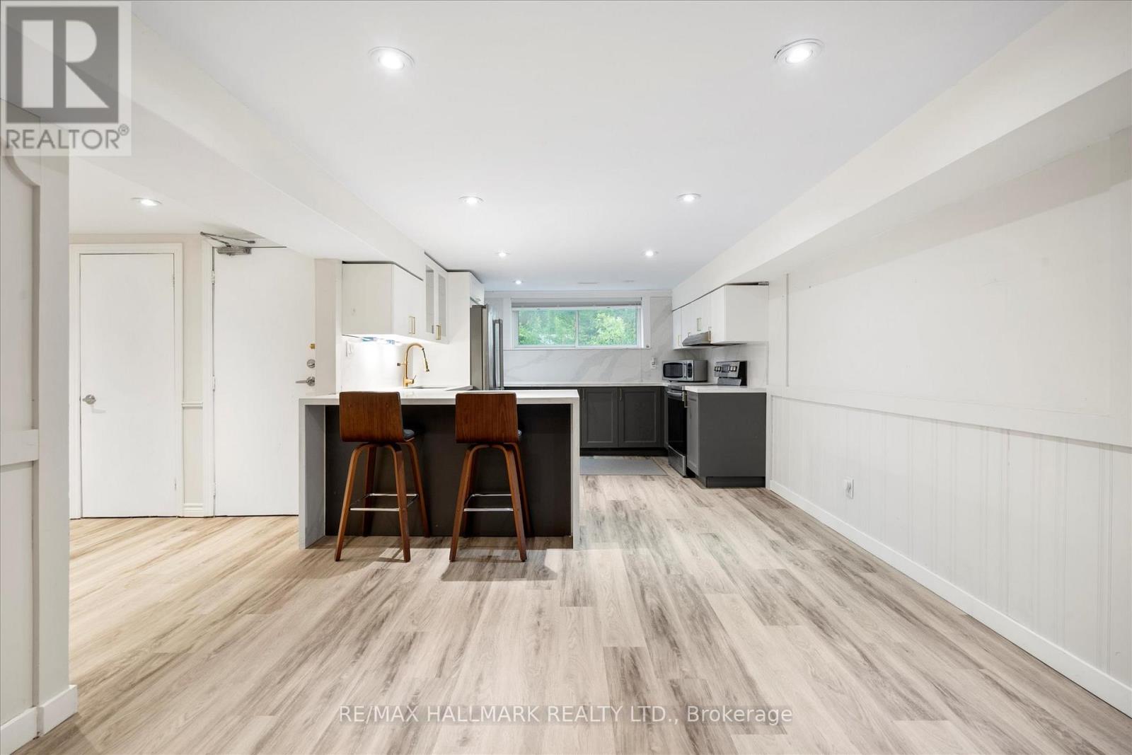 Photo 3 of 372 Dixon Boulevard, Newmarket ON