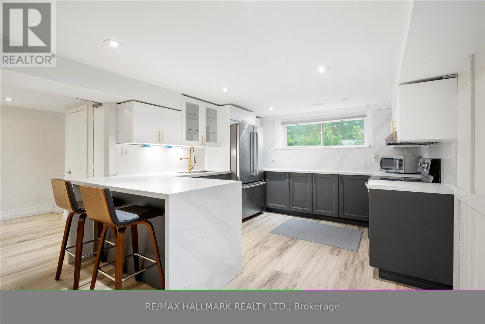 Photo 11 of 372 Dixon Boulevard, Newmarket ON