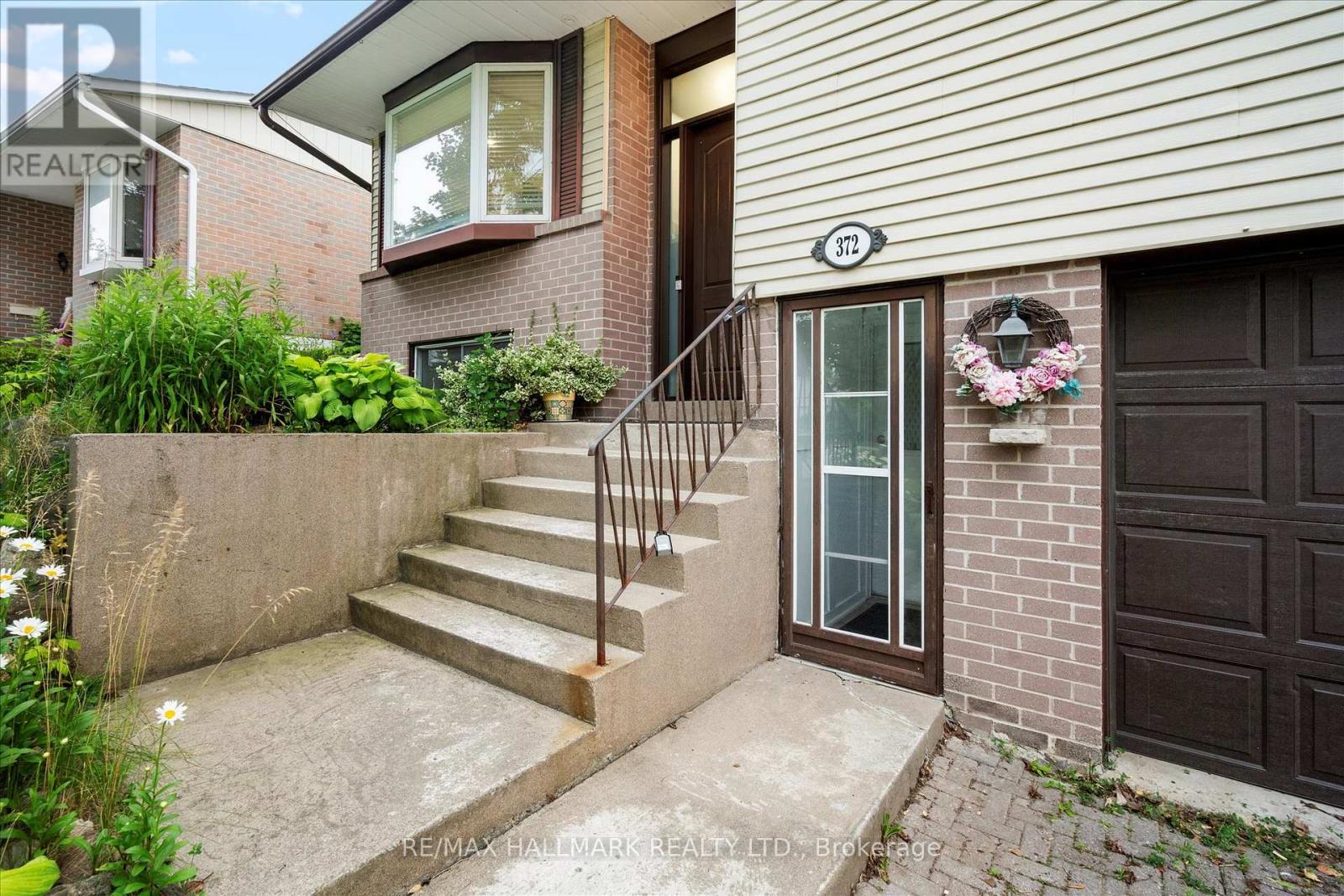 Photo 16 of 372 Dixon Boulevard, Newmarket ON