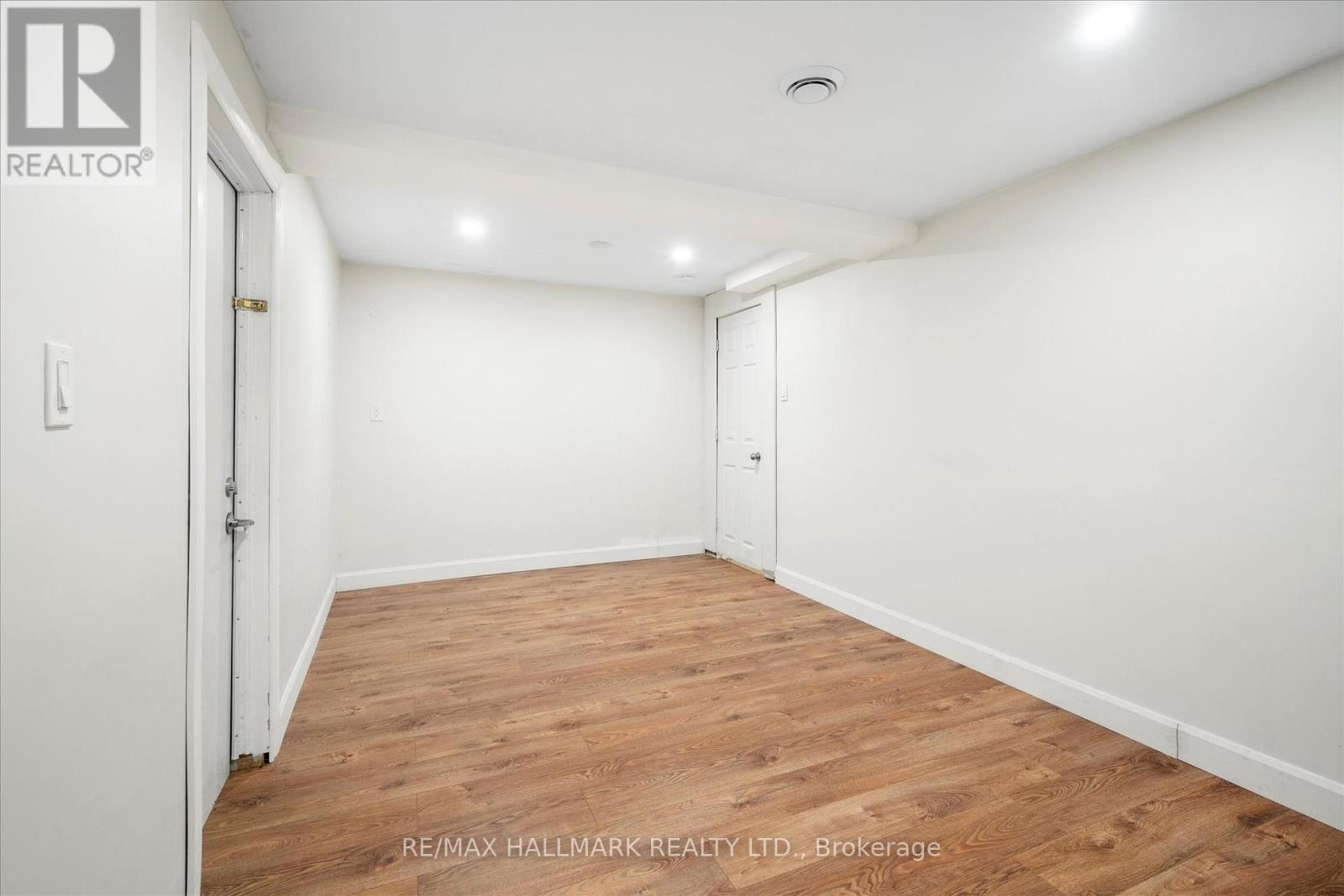 Photo 24 of 372 Dixon Boulevard, Newmarket ON