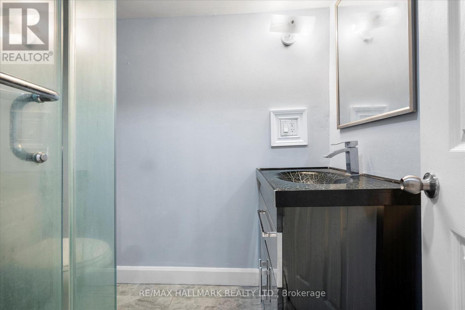 Photo 35 of 372 Dixon Boulevard, Newmarket ON