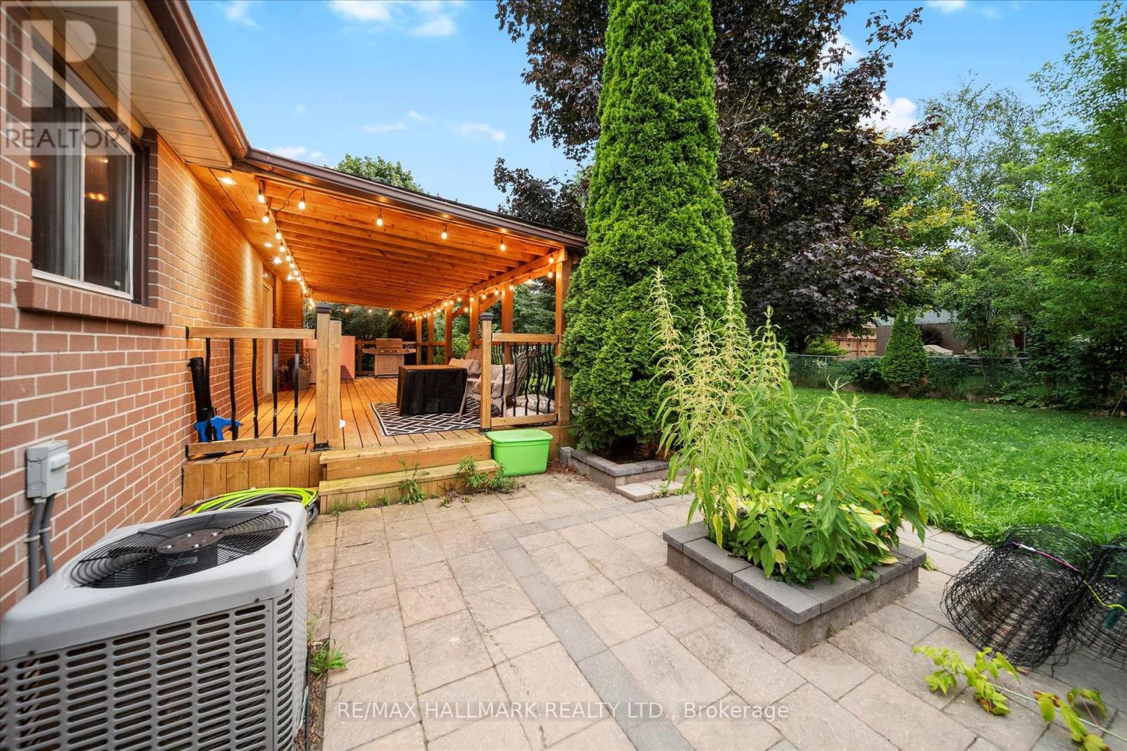 Photo 29 of 372 Dixon Boulevard, Newmarket ON