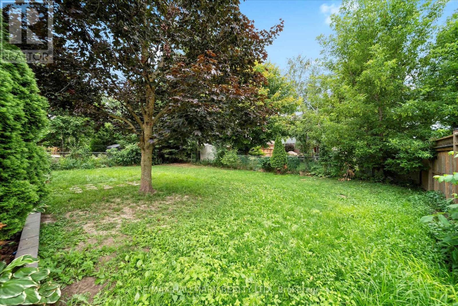 Photo 17 of 372 Dixon Boulevard, Newmarket ON