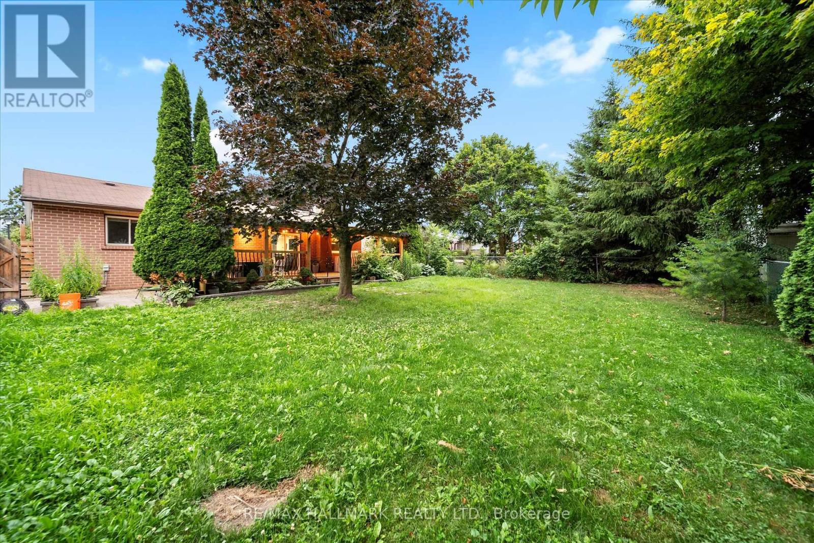 Photo 8 of 372 Dixon Boulevard, Newmarket ON
