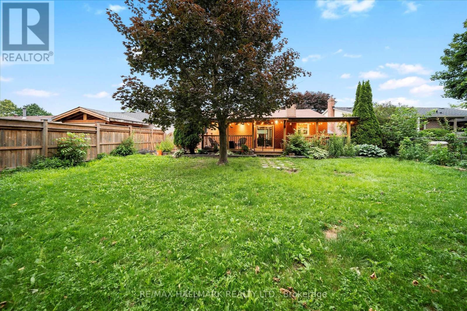 Photo 21 of 372 Dixon Boulevard, Newmarket ON
