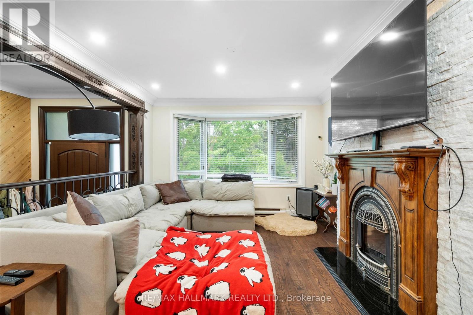 Photo 4 of 372 Dixon Boulevard, Newmarket ON