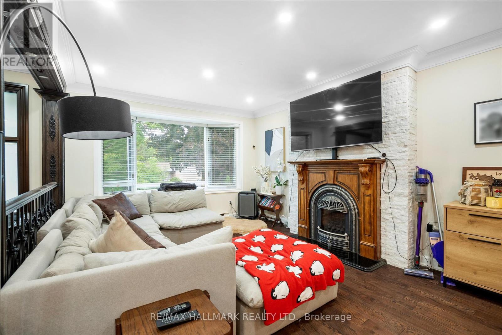 Photo 10 of 372 Dixon Boulevard, Newmarket ON