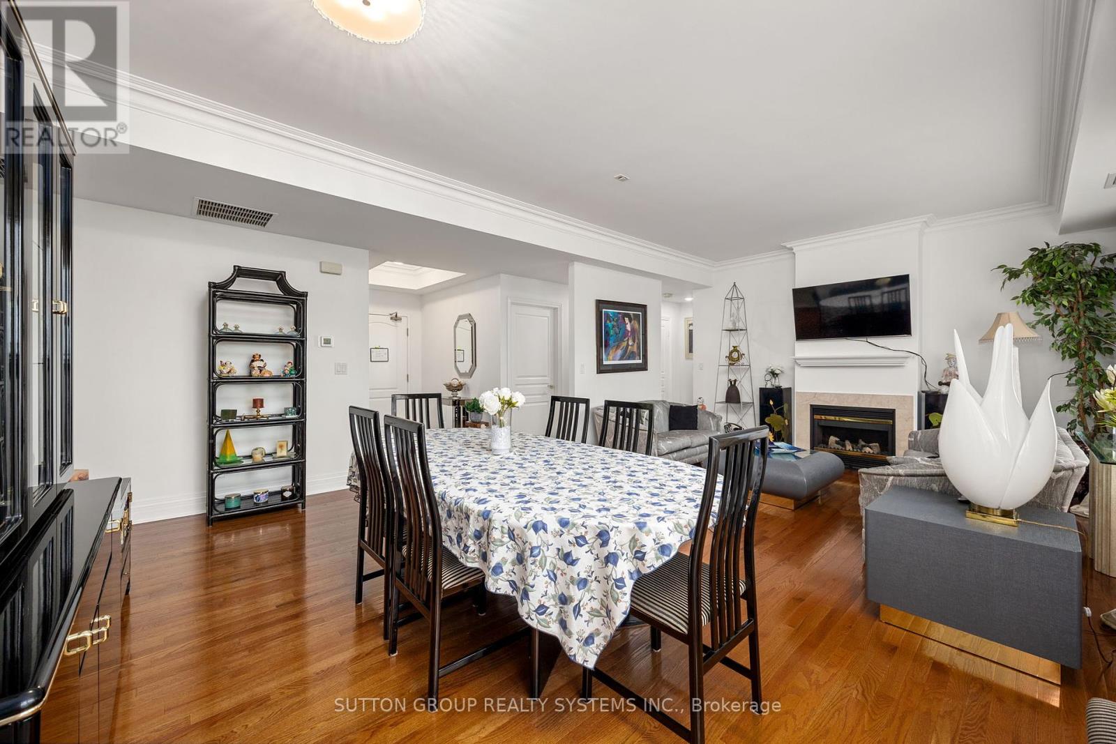 Photo 11 of 302 1 Cordoba Drive, Vaughan ON