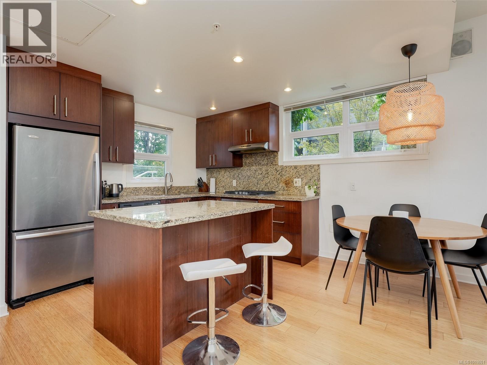 101 379 TYEE Rd, Victoria