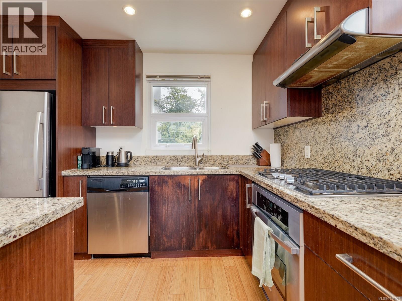 101 379 TYEE Rd, Victoria