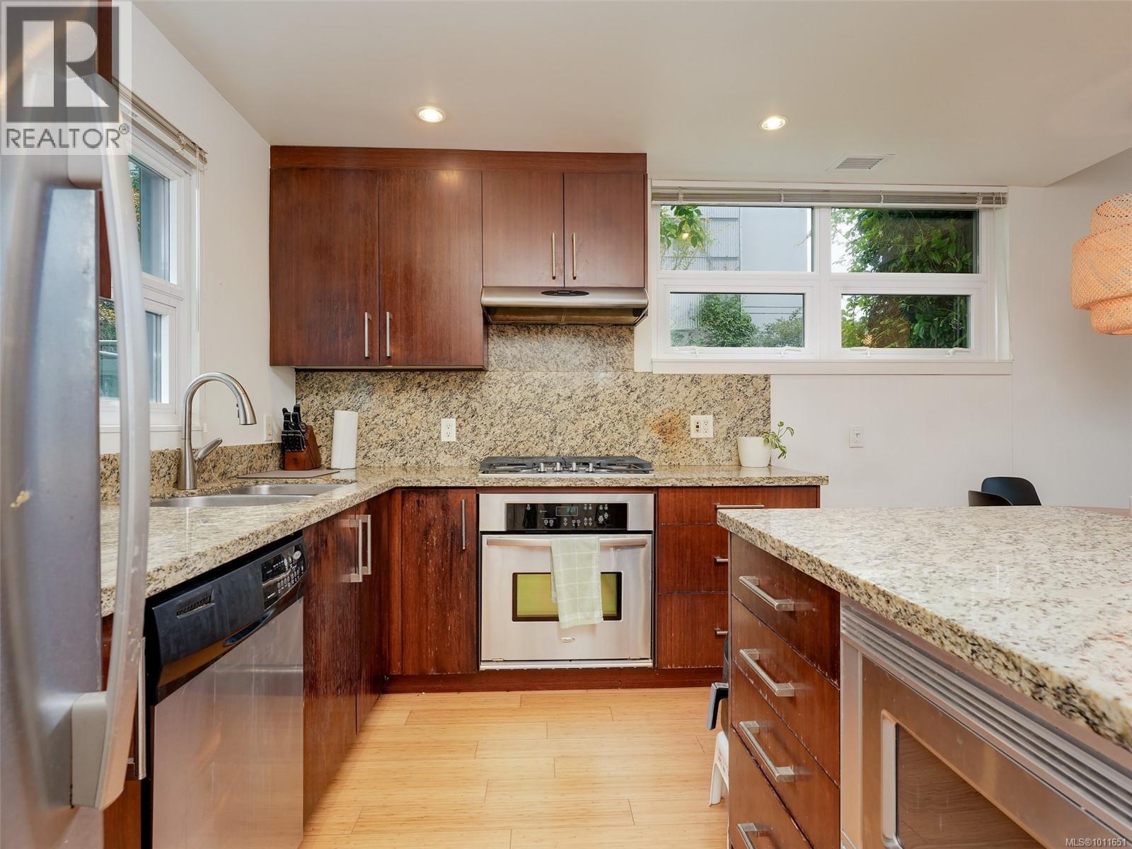 101 379 TYEE Rd, Victoria