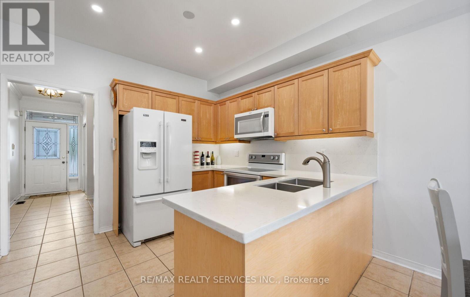 Photo 10 of 106 Beavervalley Drive, Brampton ON