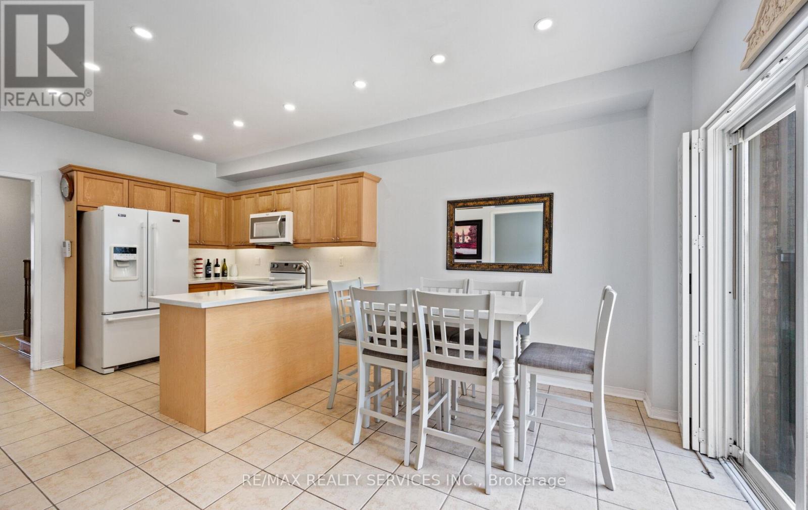 Photo 12 of 106 Beavervalley Drive, Brampton ON
