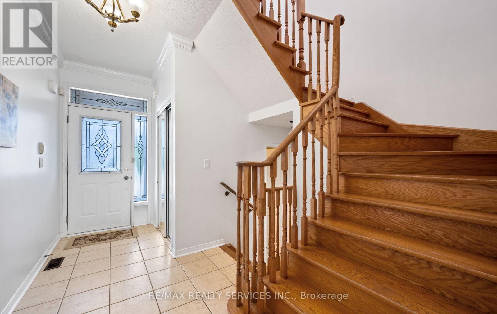 Photo 16 of 106 Beavervalley Drive, Brampton ON