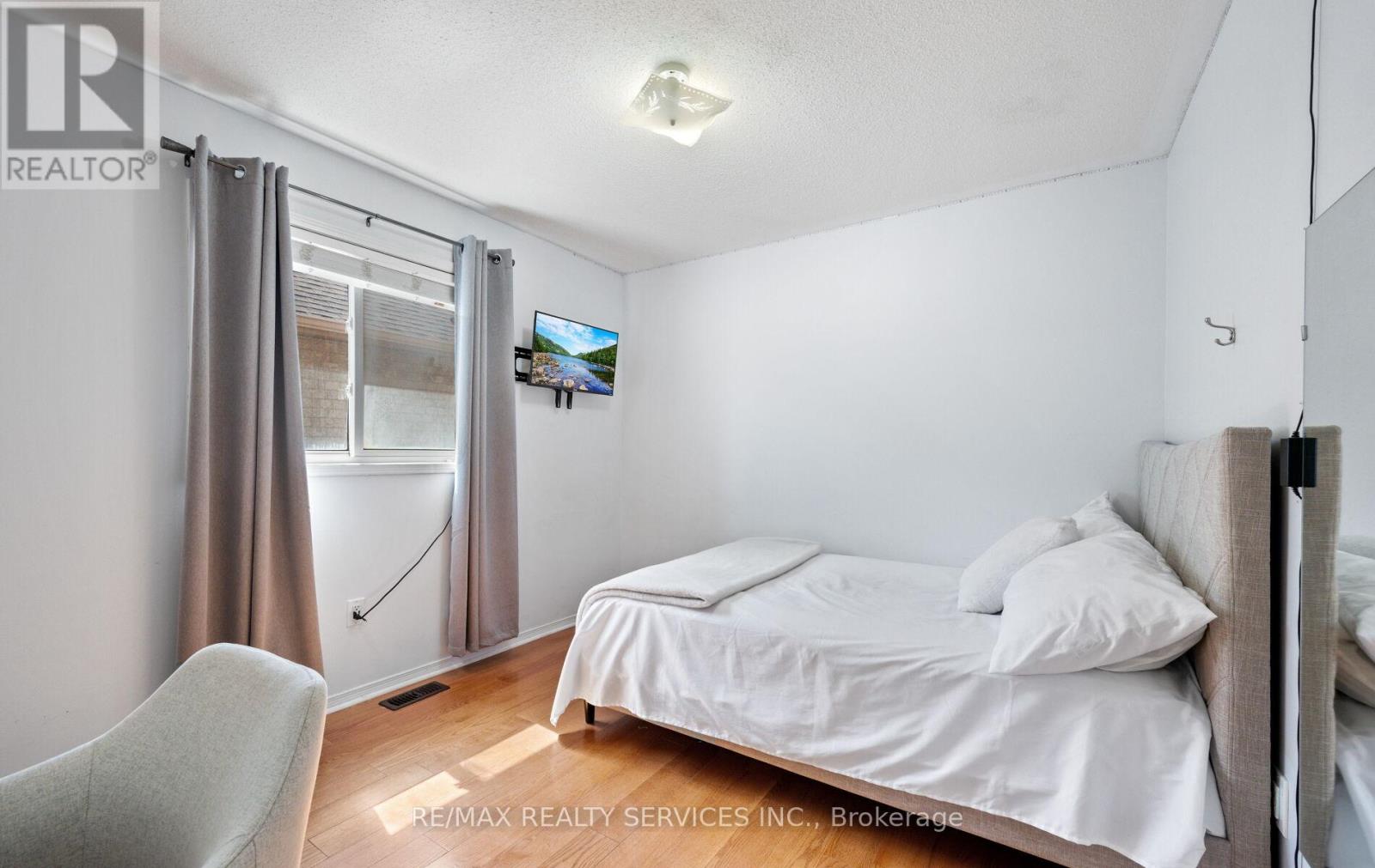 Photo 21 of 106 Beavervalley Drive, Brampton ON