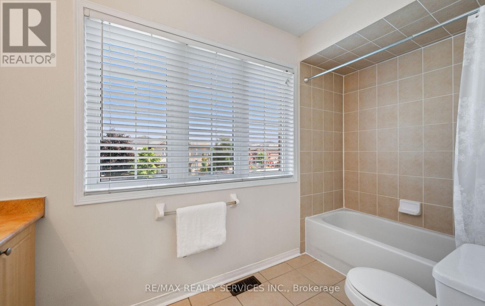 Photo 24 of 106 Beavervalley Drive, Brampton ON