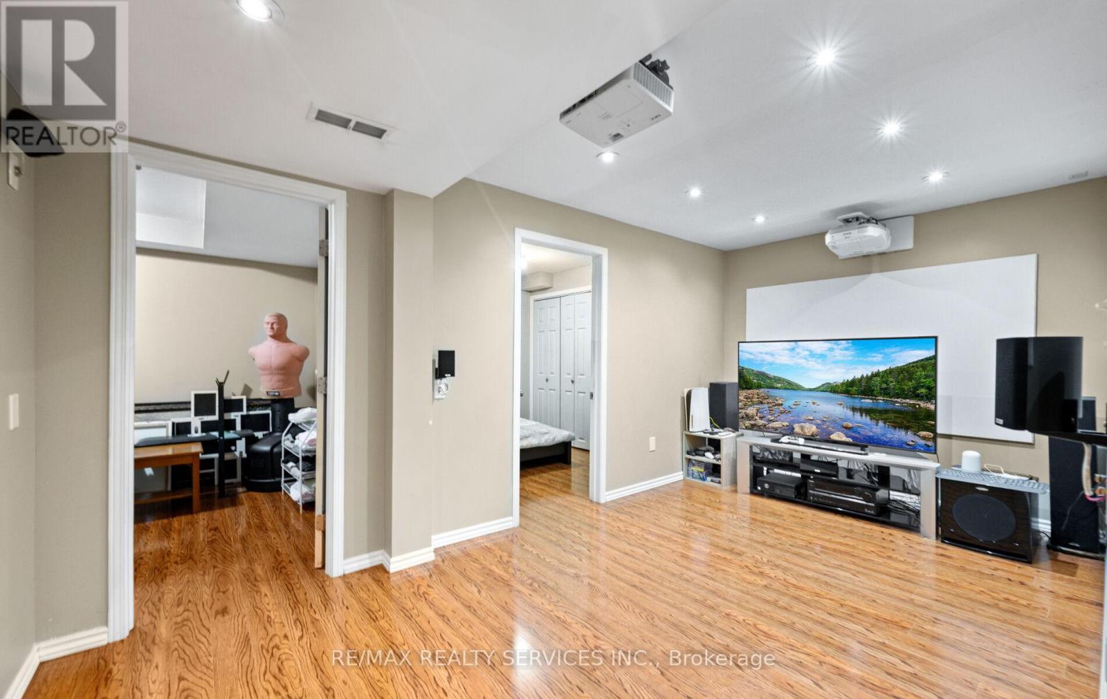 Photo 26 of 106 Beavervalley Drive, Brampton ON