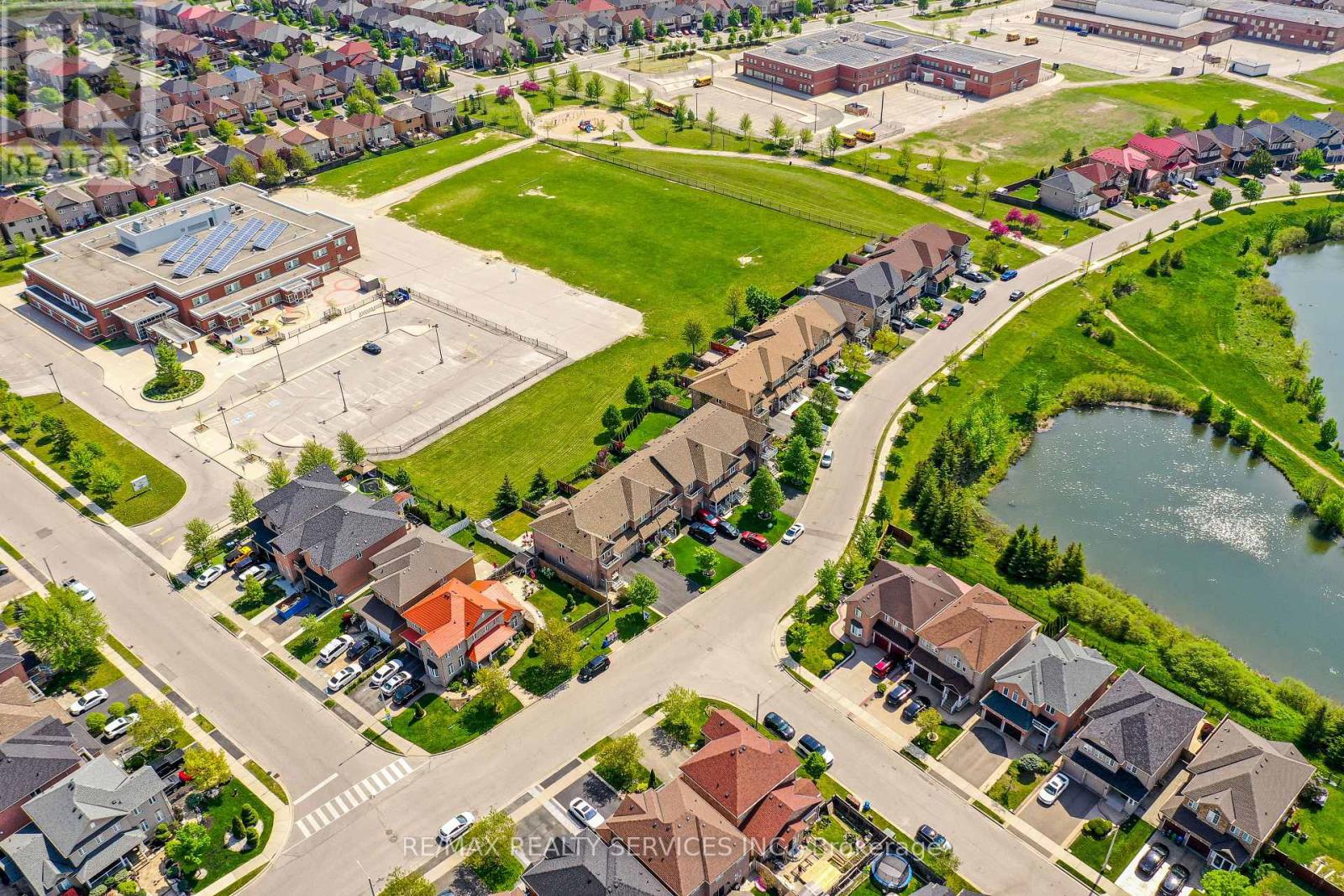 Photo 4 of 106 Beavervalley Drive, Brampton ON